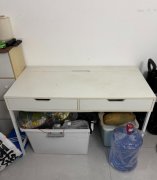 闲置铁腿电脑桌一张